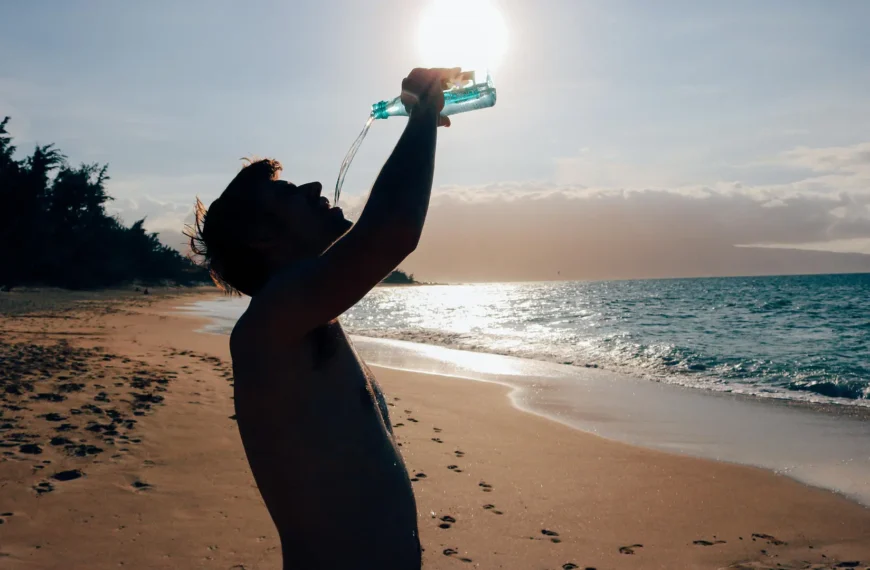 Beber Agua Salada hombre en la playa