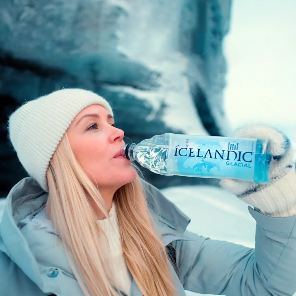 mujer bebiendo agua Icelandic Glacial Natural Spring Water